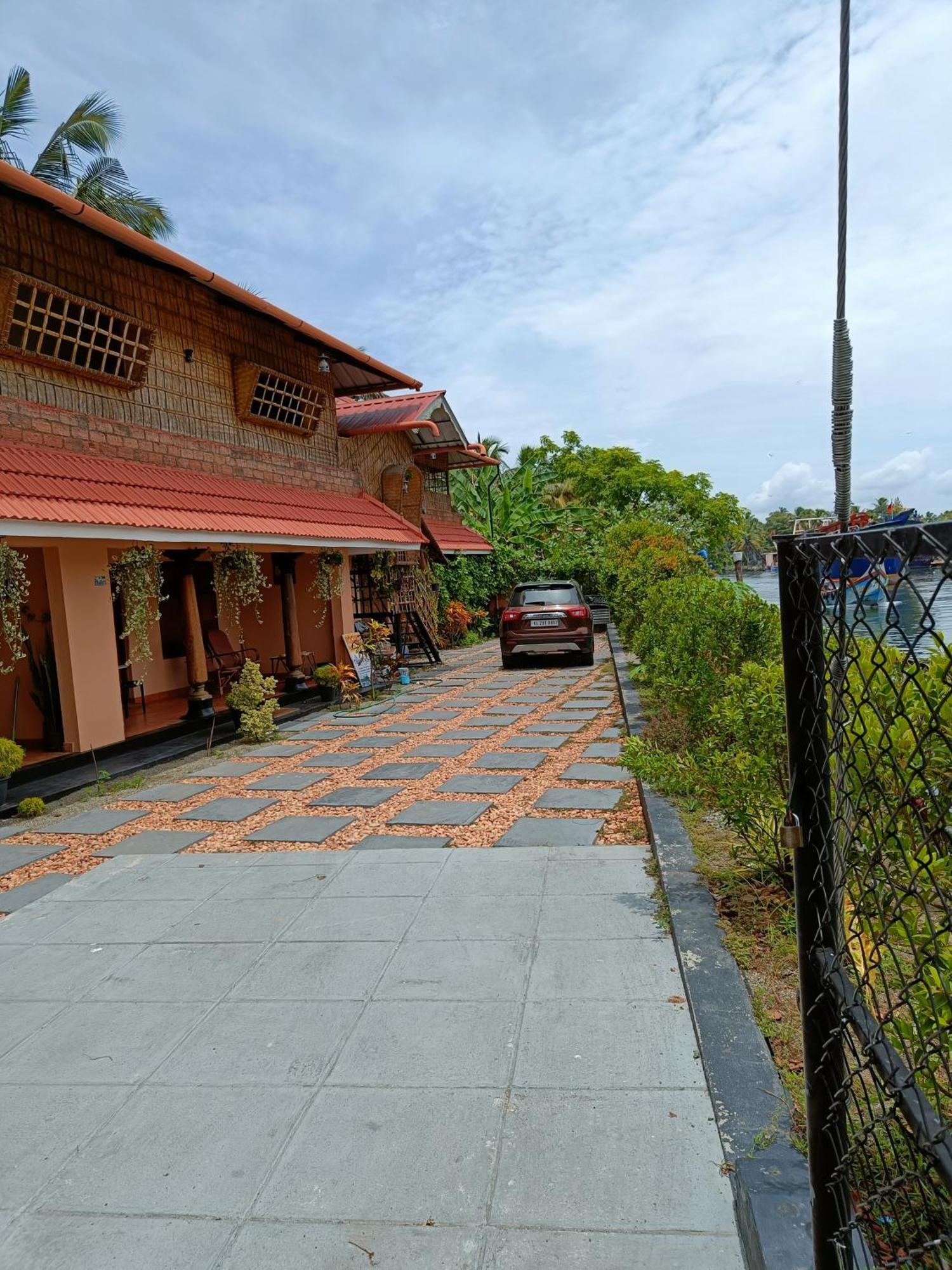 Canalview Private Cottage Azhikkal Ayiram Thengu Panmana Exterior photo